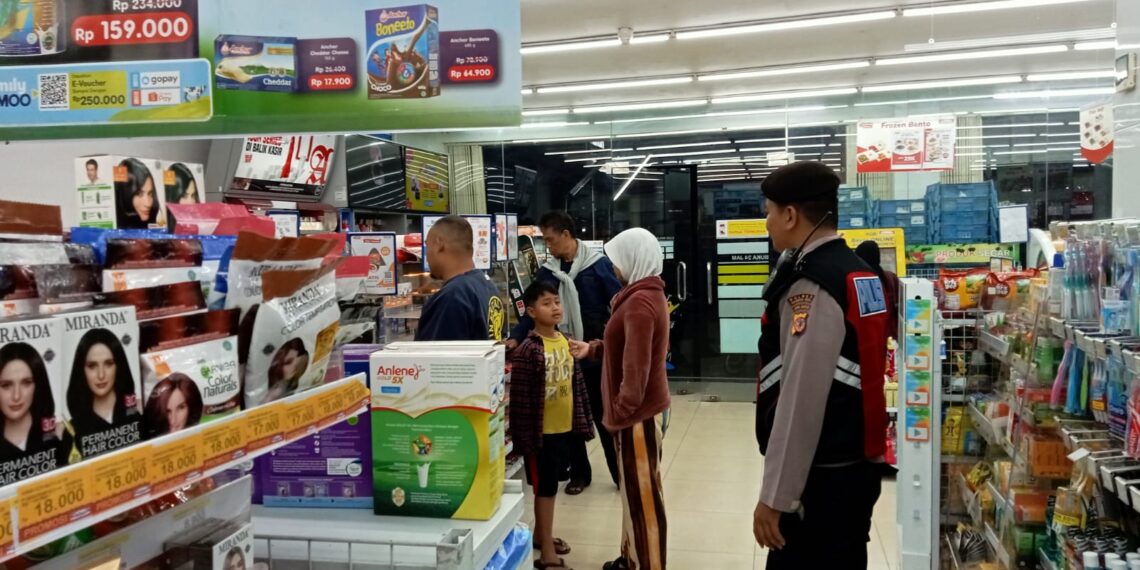 Samapta Polsek Lembursitu Sambang Ke Minimarket Sampaikan Pesan Kamtibmas