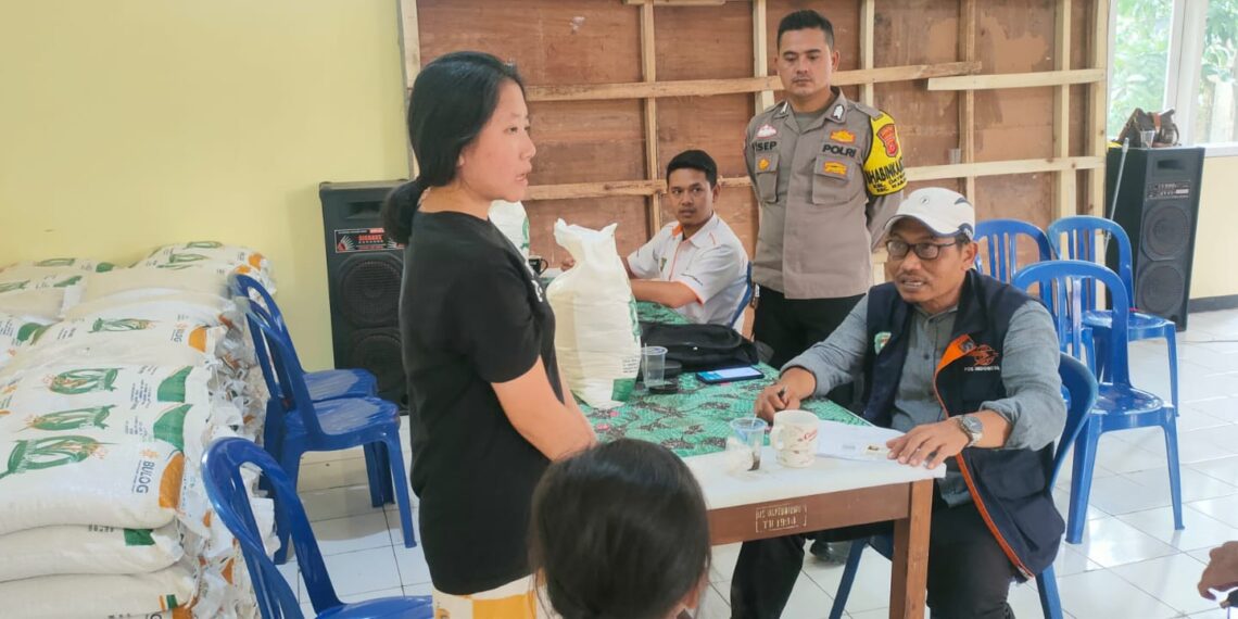 Anggota Bhabinkamtibmas Kel Dayeuhluhur melaksanakan monitoring dan pengamanan Penyaluran Bantuan Pangan Cadangan Beras