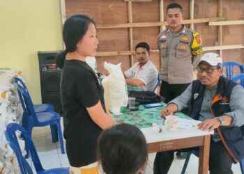 Anggota Bhabinkamtibmas Kel Dayeuhluhur melaksanakan  monitoring dan pengamanan Penyaluran Bantuan Pangan Cadangan Beras