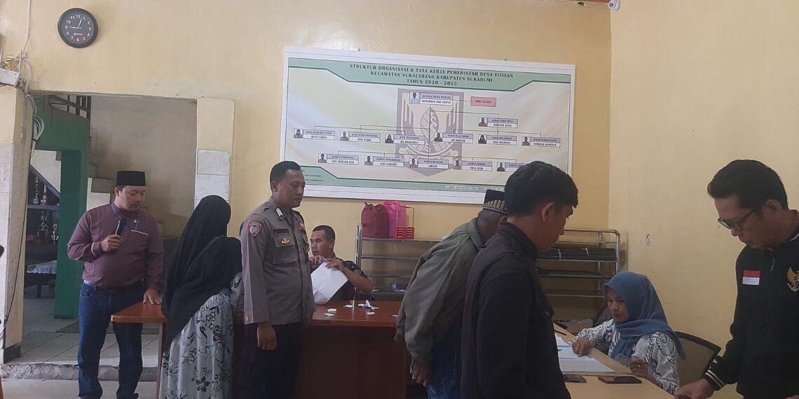 Bhabinkamtibmas Polsek Sukalarang Laksanakan Pengamanan Penyaluran BLT DD Bulan Oktober Tahun 2023