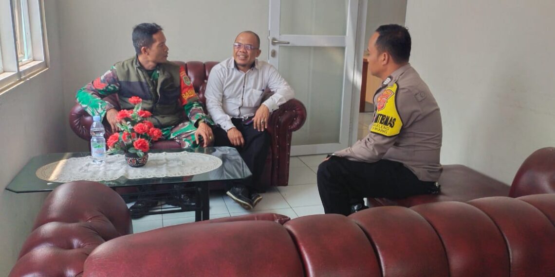 Sinergitas TNI-POLRI Bhabinkamtibmas bersama Babinsa    sambang dan Dialogis kepada Tokoh Masyarakat.