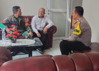 Sinergitas TNI-POLRI Bhabinkamtibmas bersama Babinsa    sambang dan Dialogis kepada Tokoh Masyarakat.