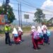 Wujud Kepedulian, Personel Unit lantas Polres Sukabumi KotaBantu Anak Sekolah Menyebrang Jalan