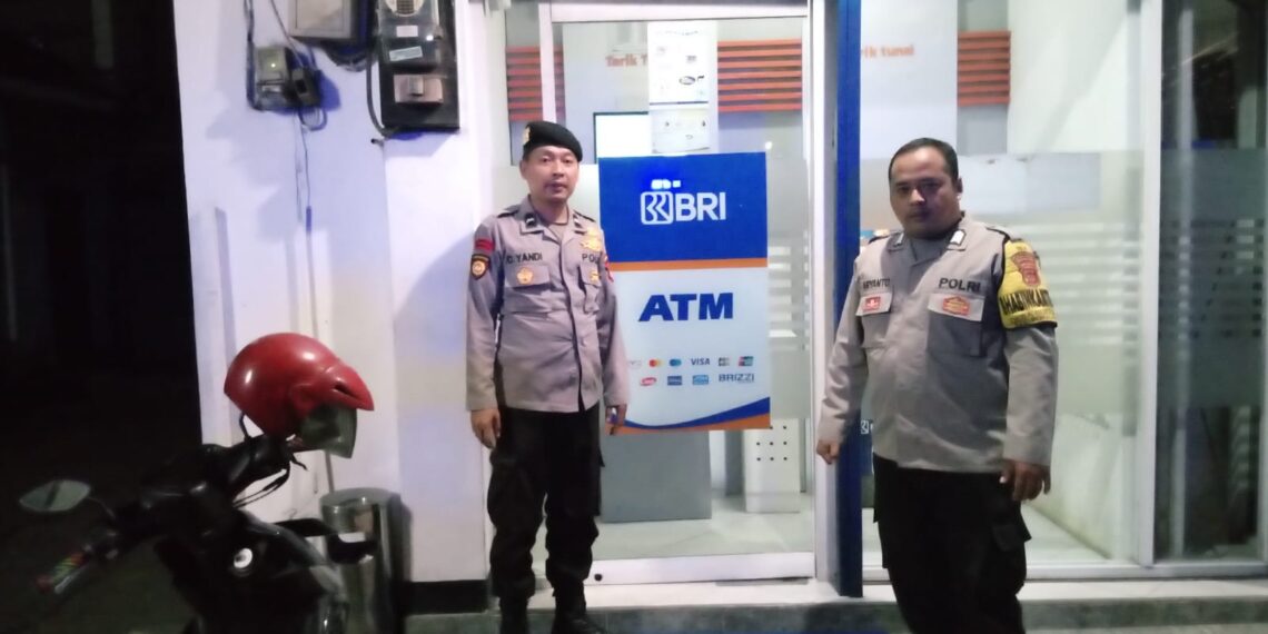 Polisi Polsek Sukalarang Melaksanakan Patroli Malam Hari Kontrol ATM BRI Cegah Kejahatan Perbankan