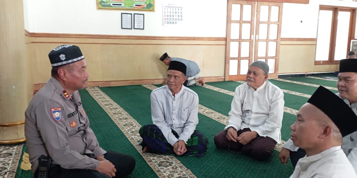 Panit Binmas Polsek Sukaraja melaksanakan giat sambang ke Masjid Al-Mubaroq