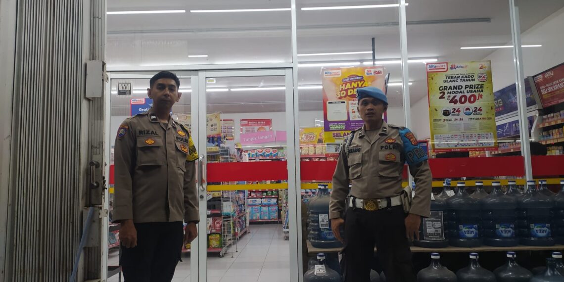 POLISI POLSEK SUKALARANG LAKSANAKAN PATROLI DIALOGIS KERAWANAN  MALAM KONTROL MINIMARKET