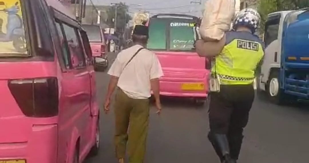 Aksi Unit Lantas Polsek Sukaraja Menuai Decak Kagum Warga Yang Menolong Seorang Kakek