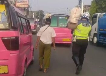 Aksi Unit Lantas Polsek Sukaraja Menuai Decak Kagum Warga Yang Menolong Seorang Kakek