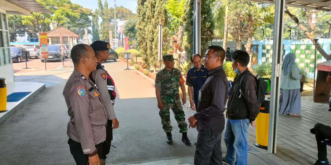 Sinergitas TNI-Polri Melaksanakan Sambang / Silaturahmi Kamtibmas Kepada warga Kp.lio asem 04/01 Dalam rangka menyampaikan Himbauan dan pesan-pesan Kamtibmas.