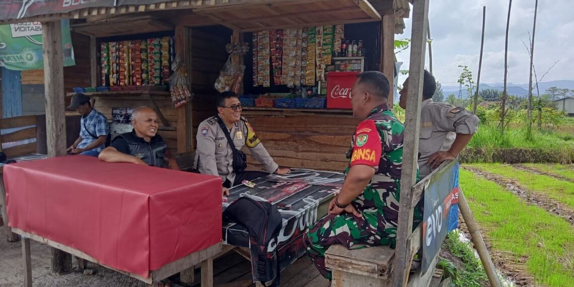 Sinergitas TNI-POLRI, Bhabinkamtibmas Polsek Cibeureum Polres Sukabumi Kota dan Babinsa Laksanakan Sambang dan dialogis bersama Warga