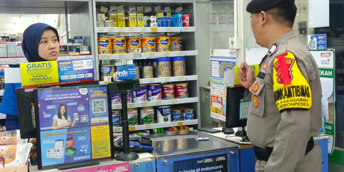 Bhabinkamtibmas Polsek Kebon Pedes Berikan Himbauan Kamtibmas Pada Karyawan Mini Market