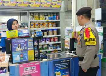 Bhabinkamtibmas Polsek Kebon Pedes Berikan Himbauan Kamtibmas Pada Karyawan Mini Market