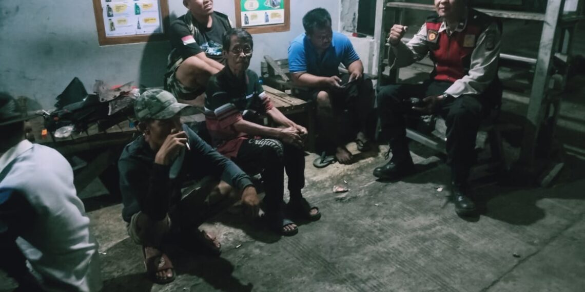 Unit Patroli Samapta Polsek Cibeureum Laksanakan Patroli Dialogis kepada warga masyarakat yang sedang melaksanakan ronda malam