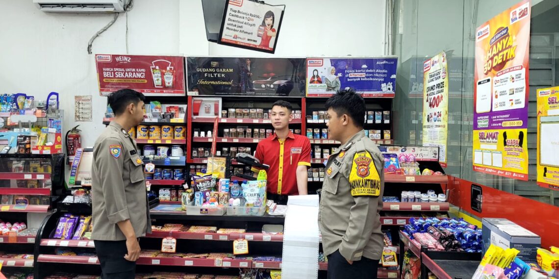 Polisi Polsek Sukalarang Laksanakan Patroli Dialogis Malam Kontrol Minimarket