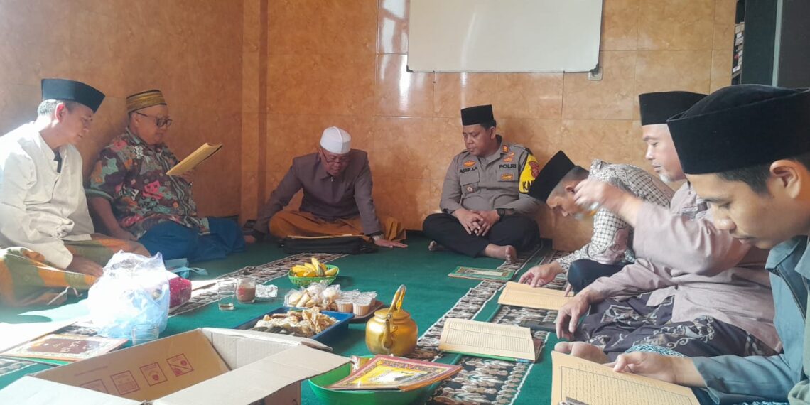 Tingkatkan Keimanan,Kapolek Sukalarang Menghadiri  Pengajian Rutin Bersama Ketus MUI di Masjid Darul Fallah Sukalarang