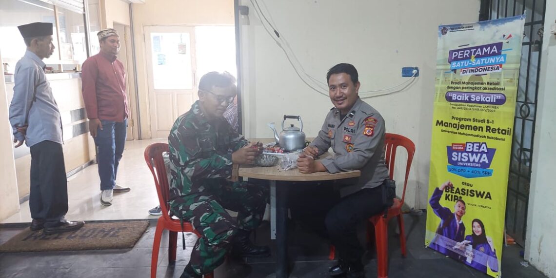 Sinergitas TNI Polri   Babinkamtibmas Polsek Cisaat  dan Babinsa menjaga  Kamtibmas