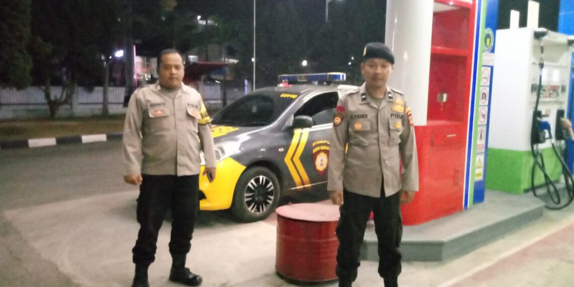 Polisi Polsek Sukalarang Giat Patroli Dialogis Malam Antisipasi Gangguan Kamtibmas Di SPBU