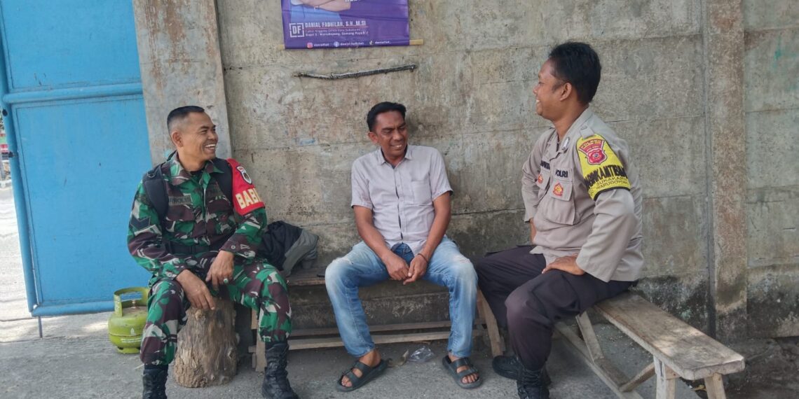 Bhabinkamtibmas Bersinergi dengan Babinsa Sambangi Warga Untuk Tingkatkan Harkamtibmas