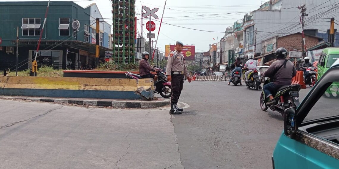 Ciptakan Kamseltibcarlantas, Polsek Citamiang Gelar Pelayanan Rutin Gatur Siang hari