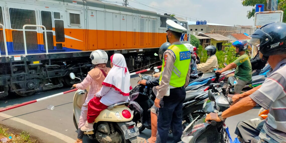 Gatur Lalu Lintas Polsek Warudoyong Paska melintas Kereta Api Pangrango