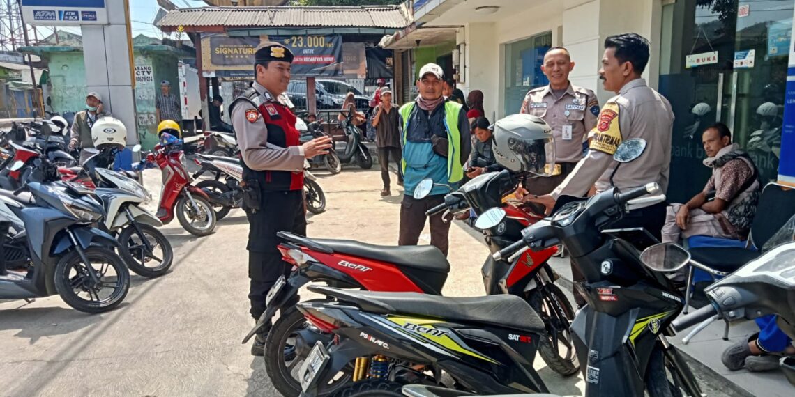 Sambang ke Obyek Vital ,Unit Samapta Polsek Lembursitu Patroli Dialogis dengan Satpam Bank