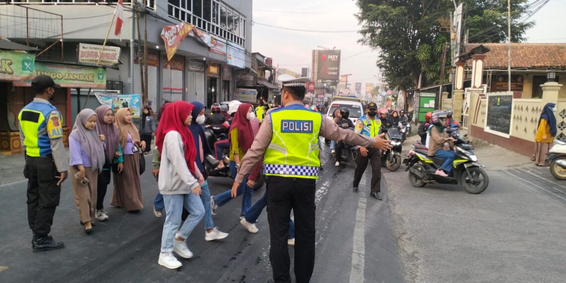 Gatur Lalin Pagi, Bentuk Pelayanan Polisi Polsek Sukalarang Kepada Masyarakat