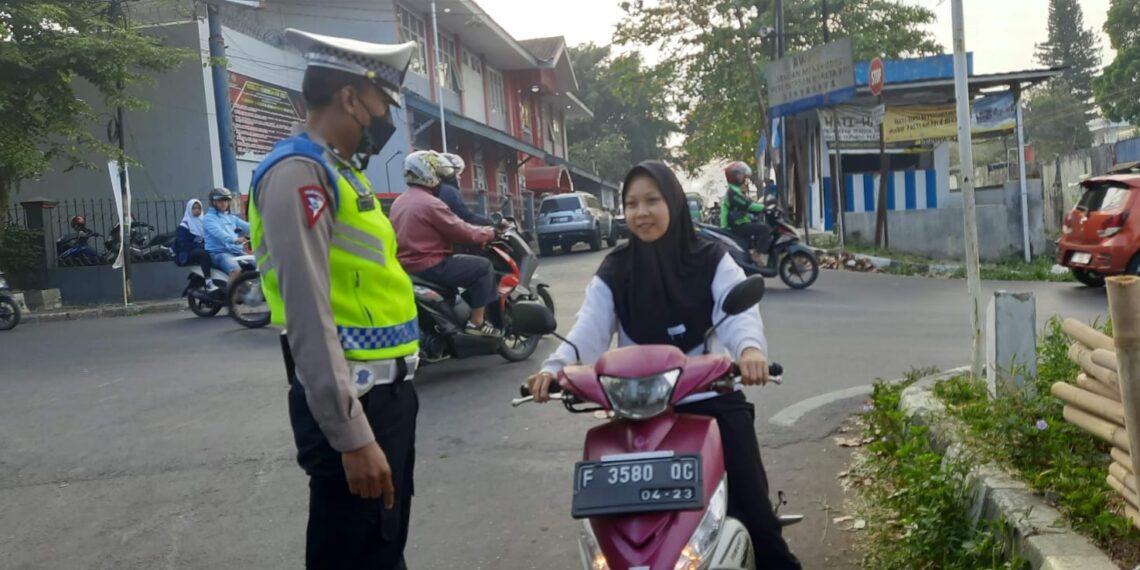 Peduli Keselamatan, Polisi Berikan Teguran Humanis Kepada Pelanggar Lalu Lintas