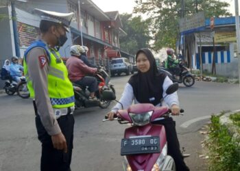 Peduli Keselamatan, Polisi Berikan Teguran Humanis Kepada Pelanggar Lalu Lintas