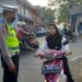 Peduli Keselamatan, Polisi Berikan Teguran Humanis Kepada Pelanggar Lalu Lintas