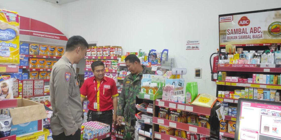 Sinergitas TNI – POLRI, Bhabinsa Bersama Bhabinkamtibmas Polsek Sukalarang Laksanakan Giat Sambang