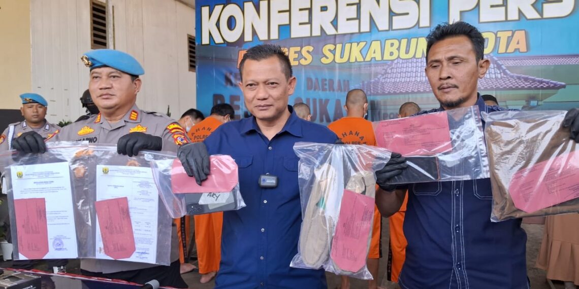 Bongkar Proyek Fiktif 95 Unit HP, Polres Sukabumi Kota Ringkus 8 Terduga Pelaku, Satu Diantaranya Oknum ASN