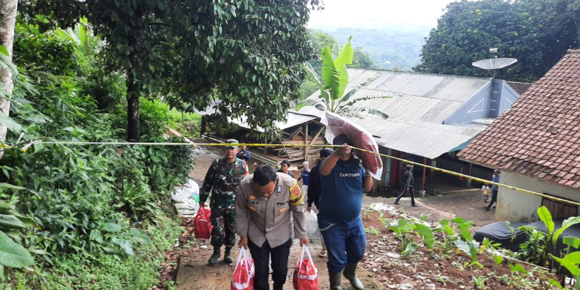 Salurkan Bantuan Kemensos RI, Polsek Cireunghas Sukabumi Terjang Jalur Ekstrim