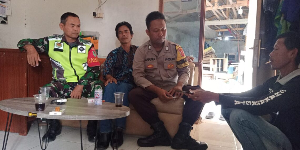 Bhabinkamtibmas Bersinergi dengan Babinsa Sambangi Warga Untuk Tingkatkan Harkamtibmas