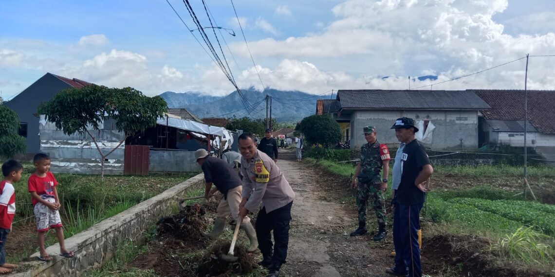 Dekati warga Babinkamtibmas bersinergi dengan Babinsa Sambangi Warga dan Berikan Imbauan Kamtibmas