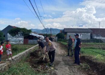 Dekati warga Babinkamtibmas bersinergi dengan Babinsa Sambangi Warga dan Berikan Imbauan Kamtibmas