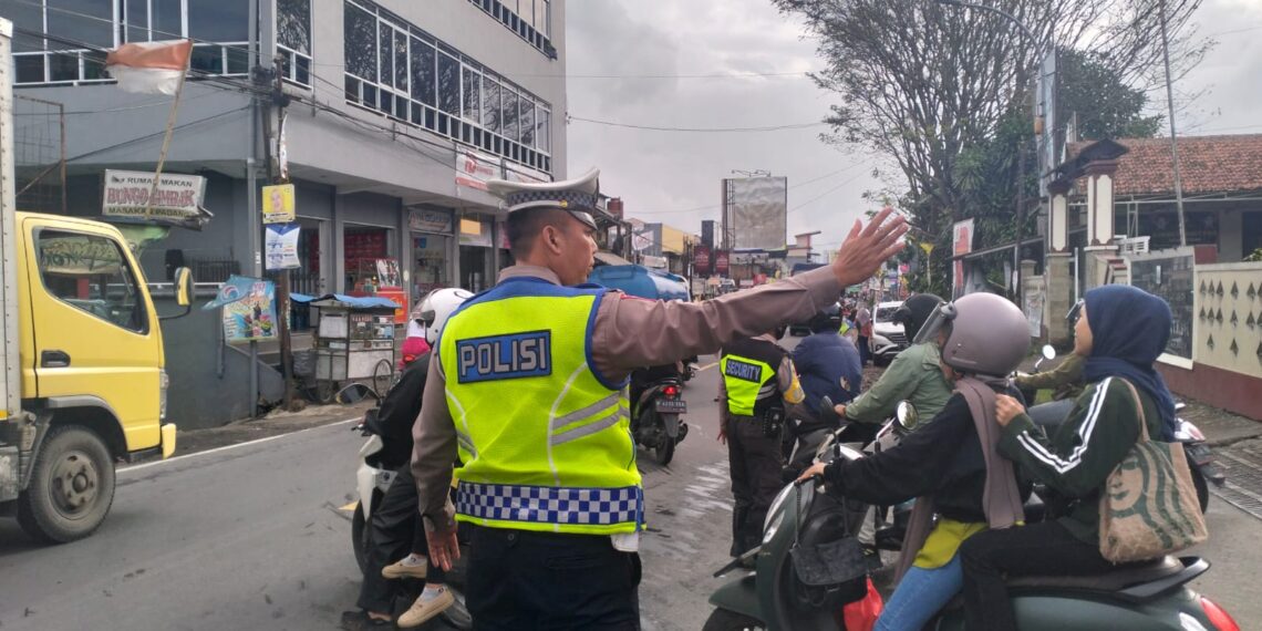 Antisipasi Kemacetan Pagi, Unit Lantas Polsek Sukalarang Melaksanakan Gatur Lalin Saat Jam Masuk Karyawan