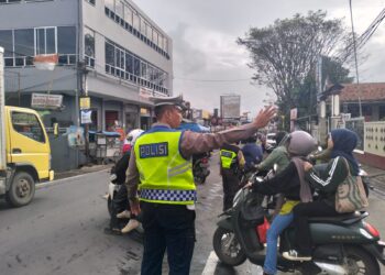 Antisipasi Kemacetan Pagi, Unit Lantas Polsek Sukalarang Melaksanakan Gatur Lalin Saat Jam Masuk Karyawan