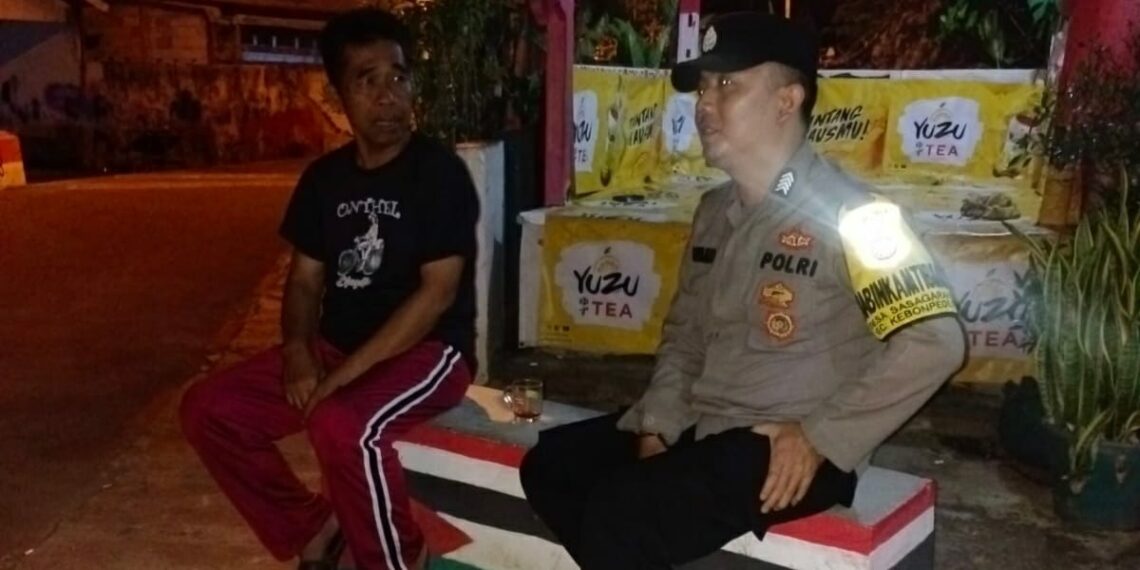 Patroli Dialogis Bhabinkamtibmas Polsek Kebon Pedes Dengan Warga Binaan