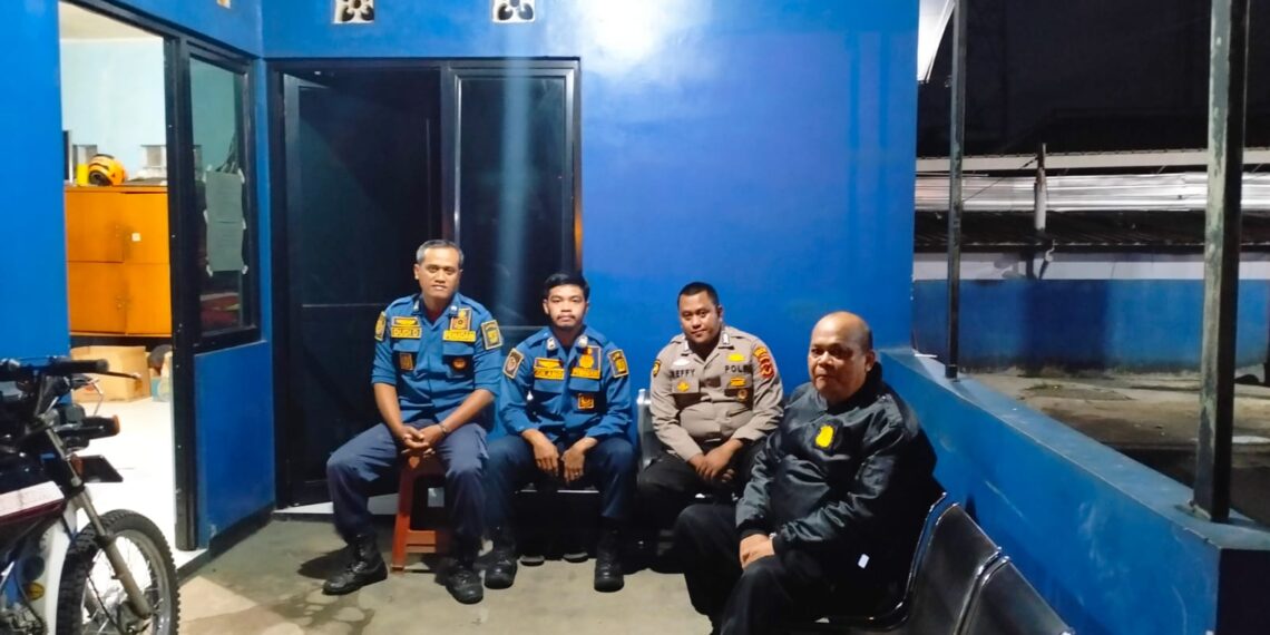 Personel Unit Samapta Polsek Cisaat dialogis dengan petugas pemadam kebakaran sampaikan himbauan kamtibmas
