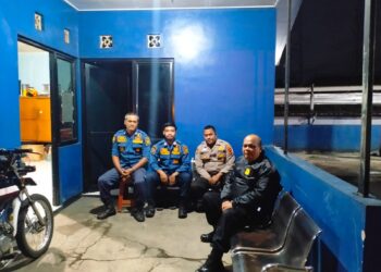 Personel Unit Samapta Polsek Cisaat  dialogis dengan petugas pemadam kebakaran sampaikan himbauan kamtibmas