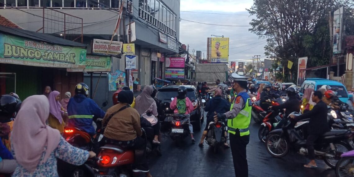 Gatur Lalin Pada Jam Masuk Pabrik Bentuk Pelayanan Polantas Polsek Sukalarang Kepada Masyarakat