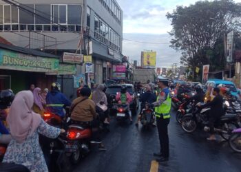 Gatur Lalin Pada Jam Masuk Pabrik Bentuk Pelayanan Polantas Polsek Sukalarang Kepada Masyarakat