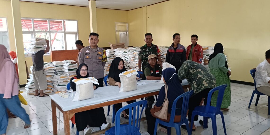 Pengamanan dan Monitoring Pembagian Beras Bhabinkamtibmas Keluarahan Dayeuhluhur Polsek Warudoyong