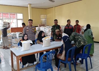 Pengamanan dan Monitoring Pembagian Beras Bhabinkamtibmas Keluarahan Dayeuhluhur Polsek Warudoyong