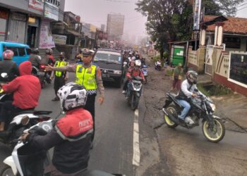 Antisipasi Kemacetan Pagi, Personil Pos Pam  Polsek Sukalarang Melaksanakan Gatur Lalin Saat Jam Masuk Karyawan