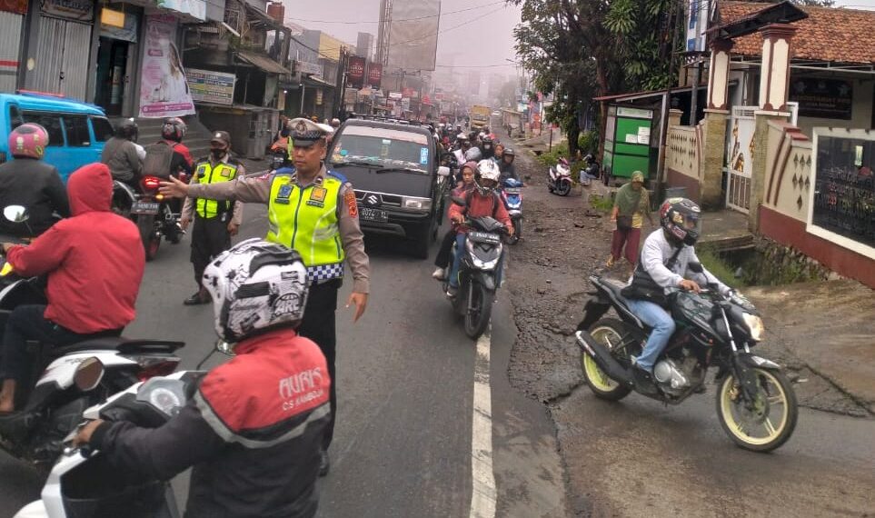 Antisipasi Kemacetan Pagi, Personil Pos Pam  Polsek Sukalarang Melaksanakan Gatur Lalin Saat Jam Masuk Karyawan