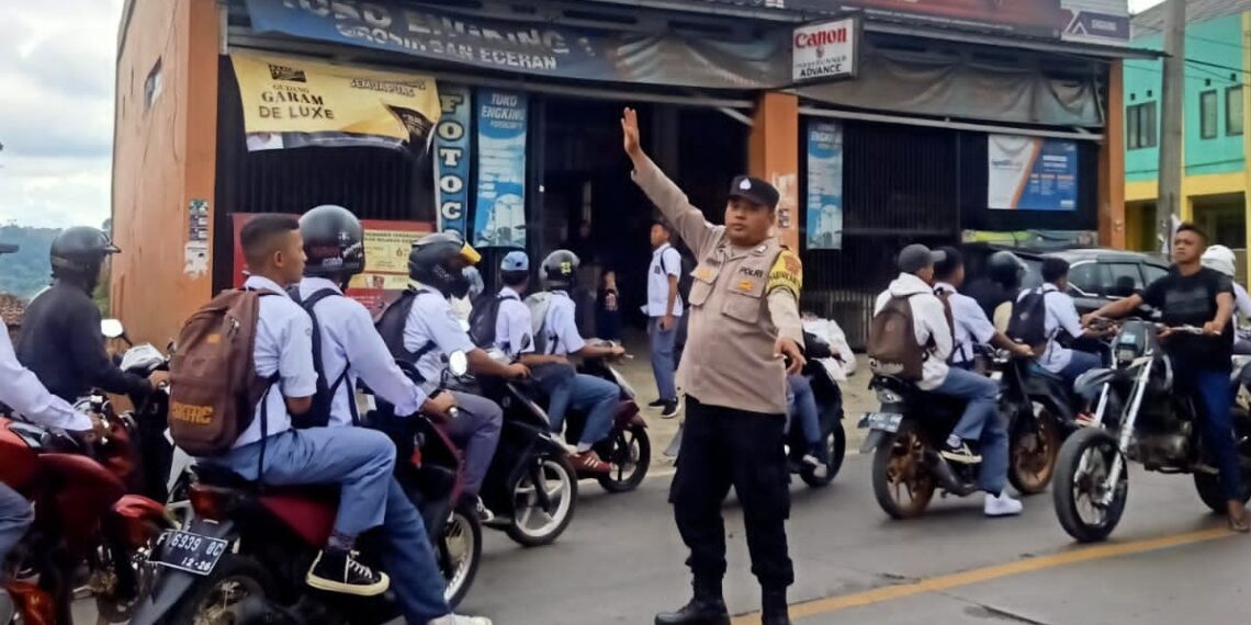 Peduli Keselamatan Polisi Polsek Sukalarang Laksanakan Gatur Lalin Siang Hari Pasca Kepulangan Anak Sekolah