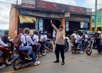 Peduli Keselamatan Polisi Polsek Sukalarang Laksanakan Gatur Lalin Siang Hari Pasca Kepulangan Anak Sekolah