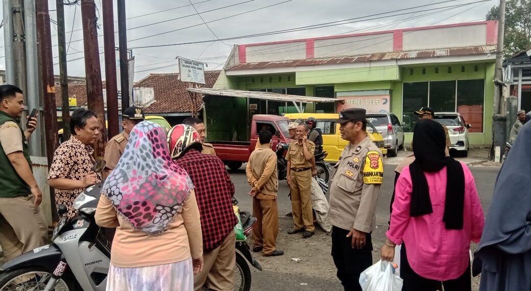 Memberikan Rasa Aman Dan Nyaman Terhadap Kehadiran Polisi Di Bazar di kantor kecamatan lembursitu