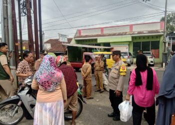 Memberikan Rasa Aman Dan Nyaman Terhadap Kehadiran Polisi Di Bazar di kantor kecamatan lembursitu